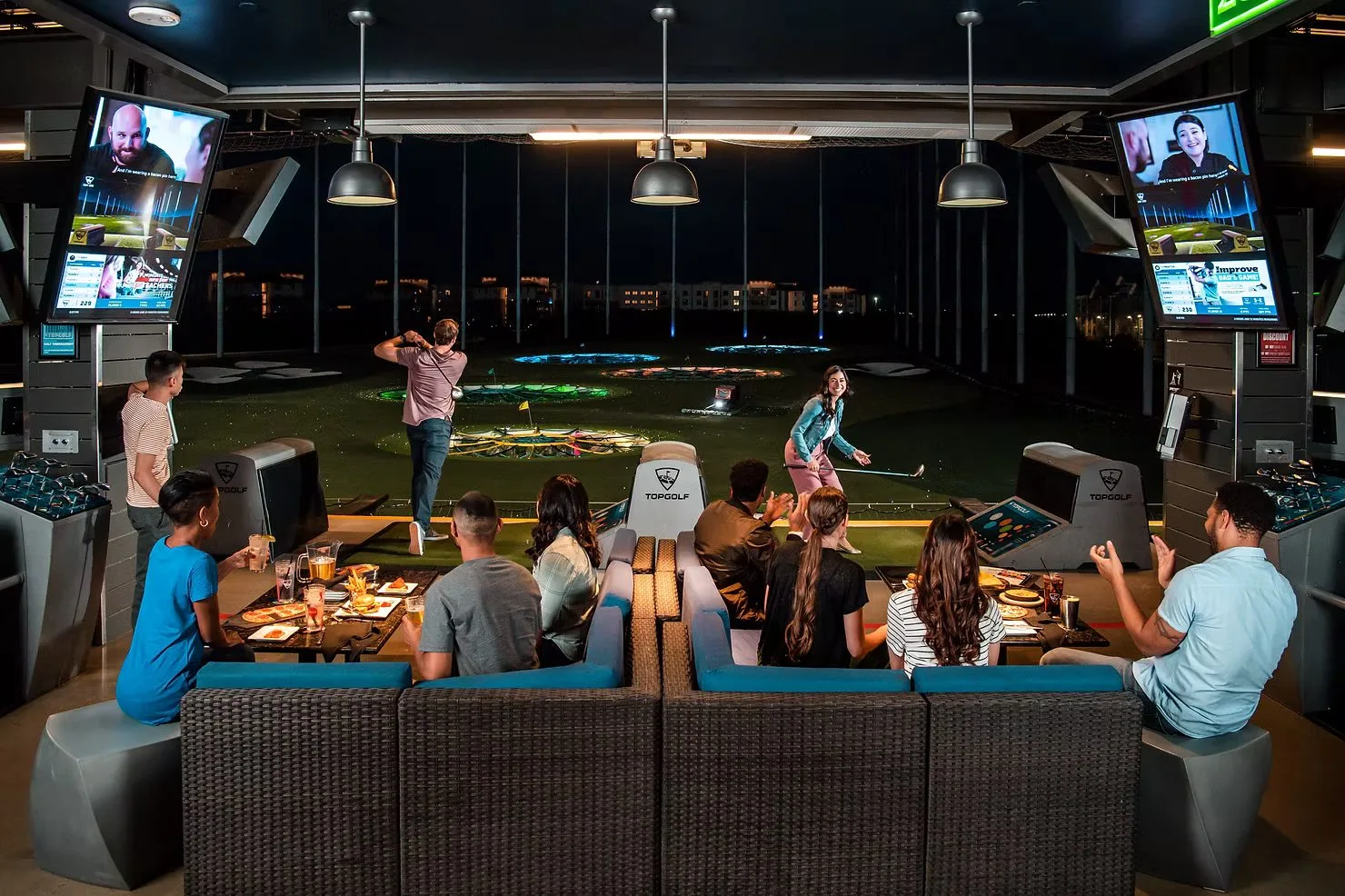 Gäste in der Lounge einer Topgolf-Anlage