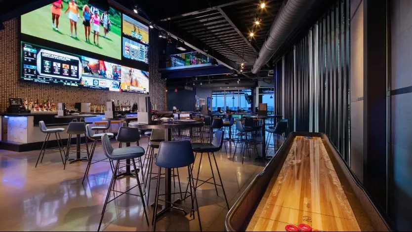Sportsbar mit Shuffleboard in einer Topgolf-Anlage