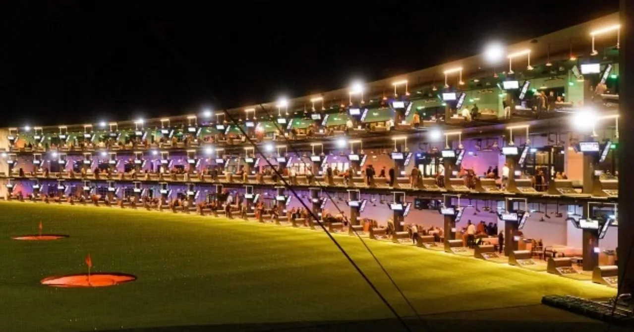 Topgolf Wien bei Nacht