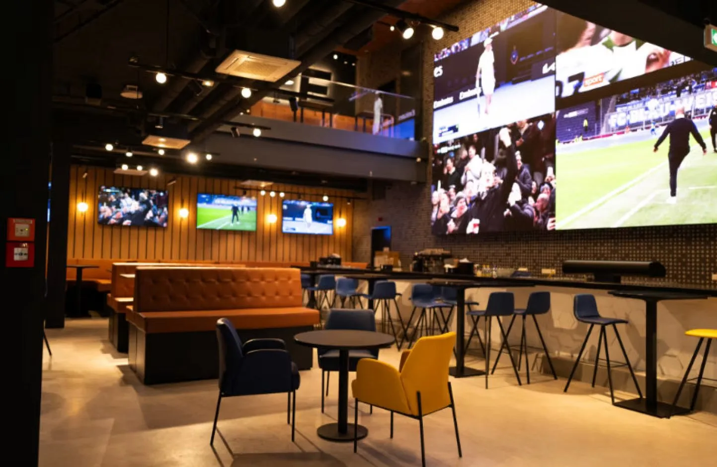 Sportsbar mit Großbildschirm