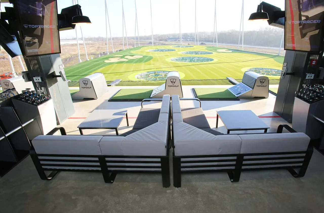 Abschlagplatz mit Lounge und Blick auf das Außenfeld