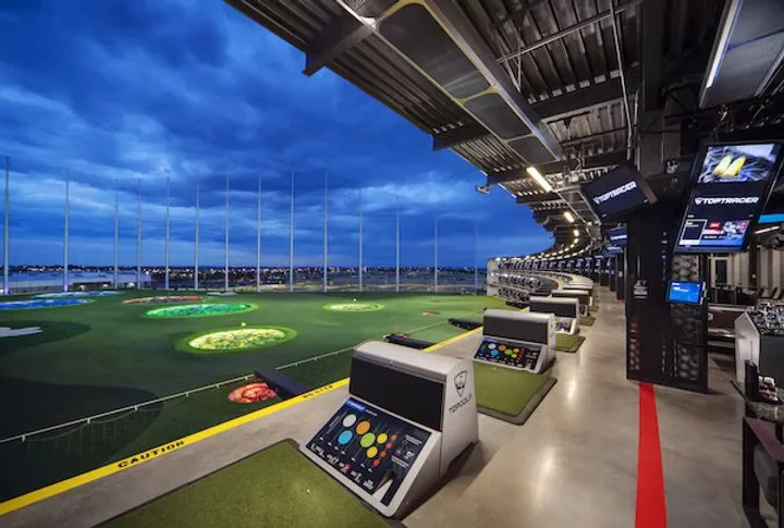 Abschlagplätze auf einer Topgolf-Anlage in der Abenddämmerung