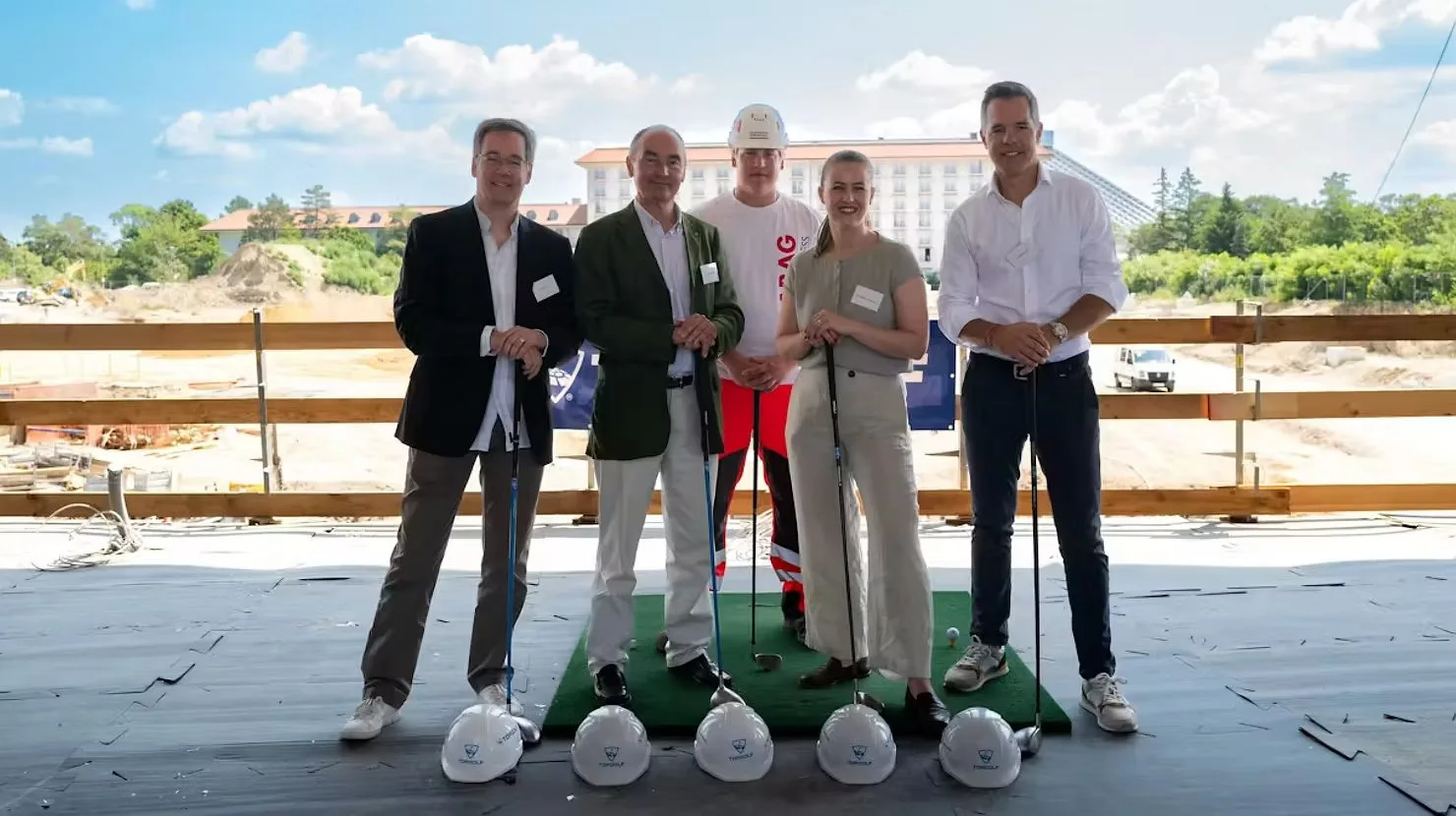 Symbolischer Eröffnungsschlag bei der Gleichenfeier