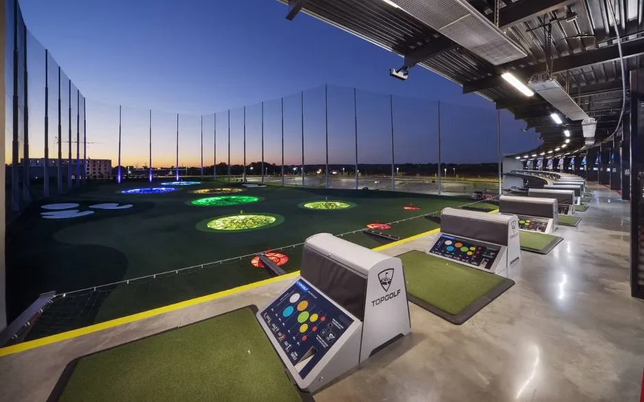 Abschlagplätze der Topgolf-Anlage