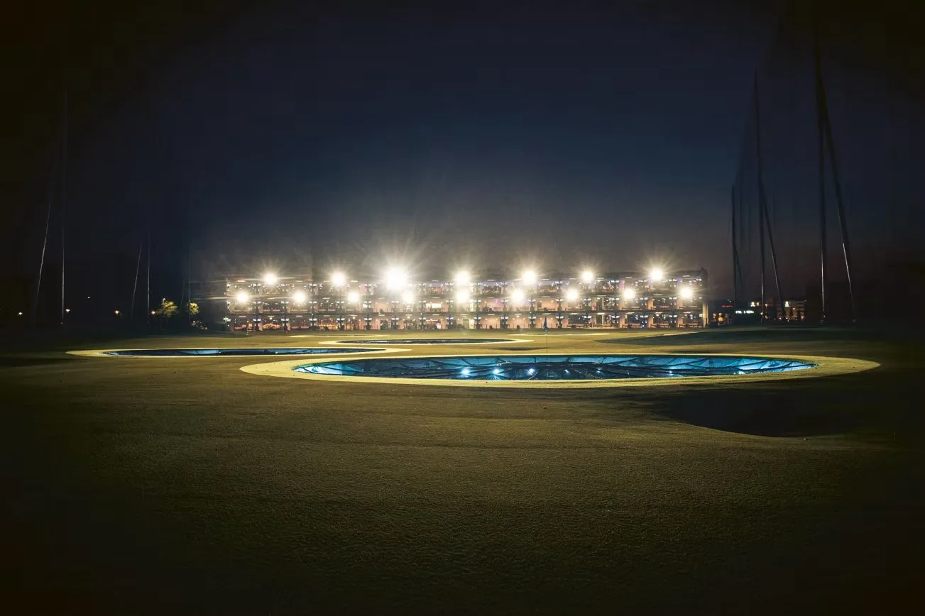 Topgolf-Anlage bei Nacht