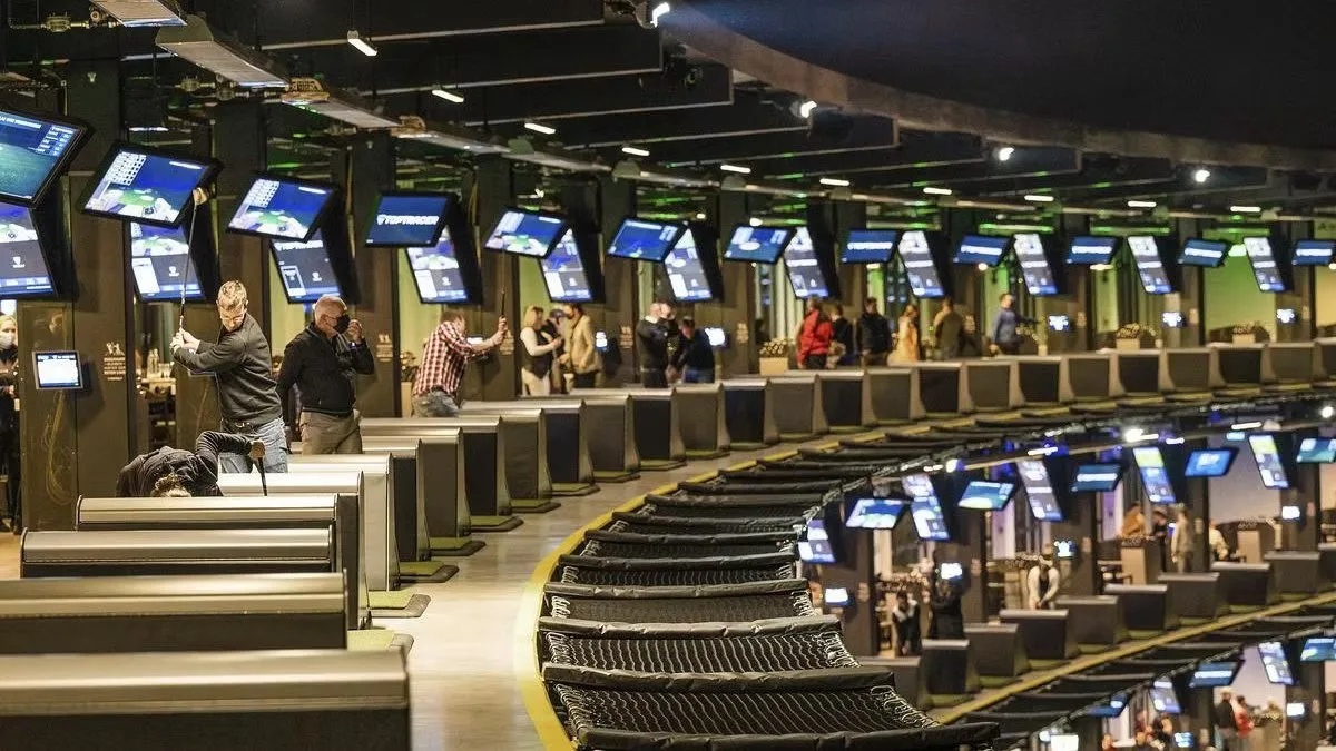 Erste Besucher in der Topgolf-Anlage Oberhausen