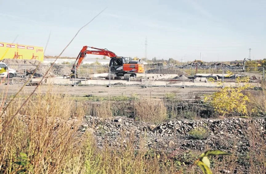 Ein Bagger bearbeitet eine Fläche am Brammenring